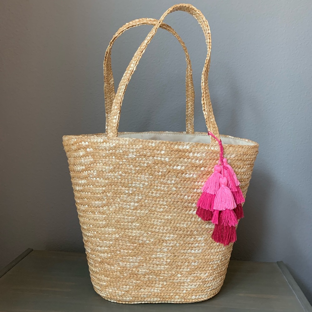 STRAW BEACH TOTE WITH FRINGE TASSLE